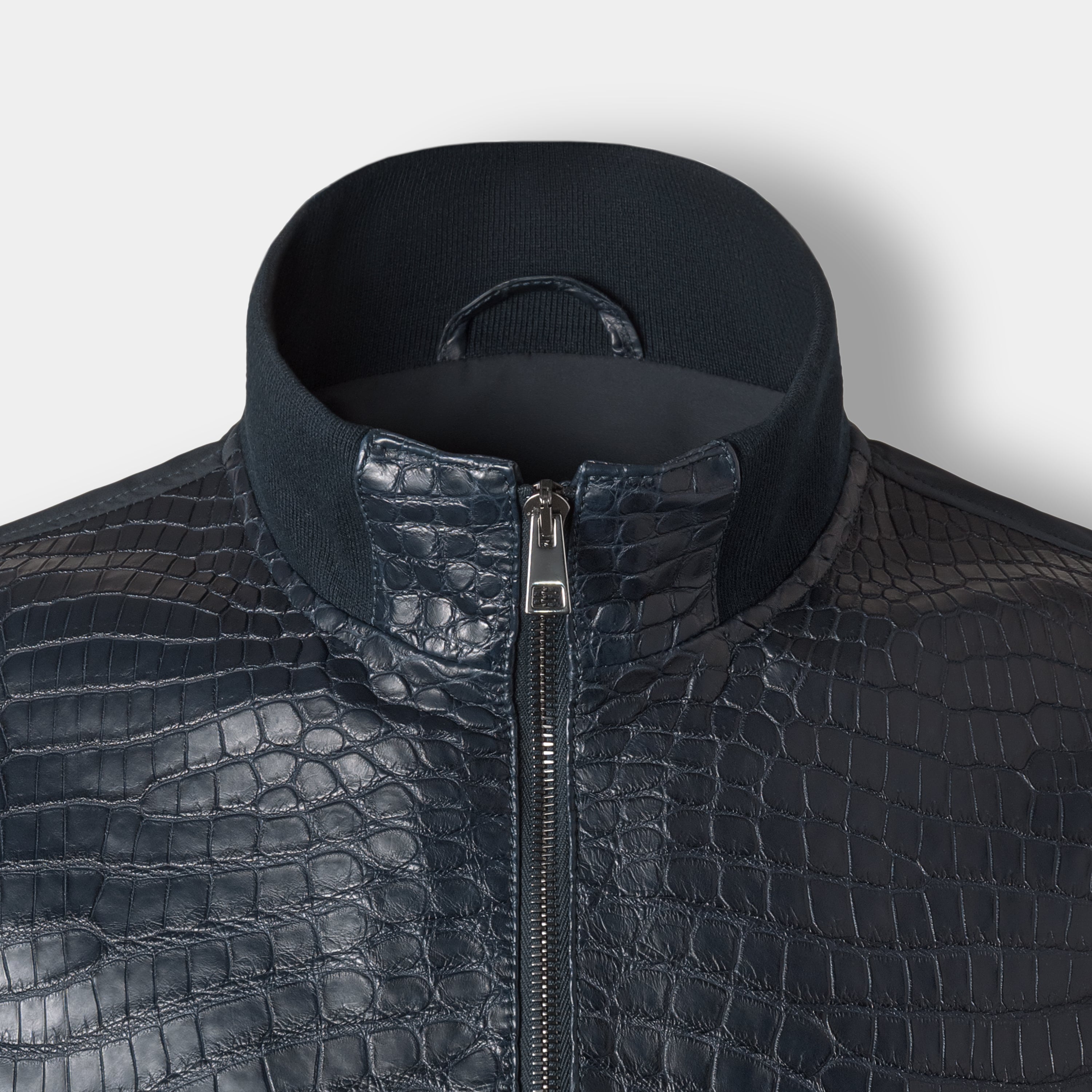 Monaco light bomber collar and zip close-up, rib knit collar and crocodile leather – Elitter Milano
