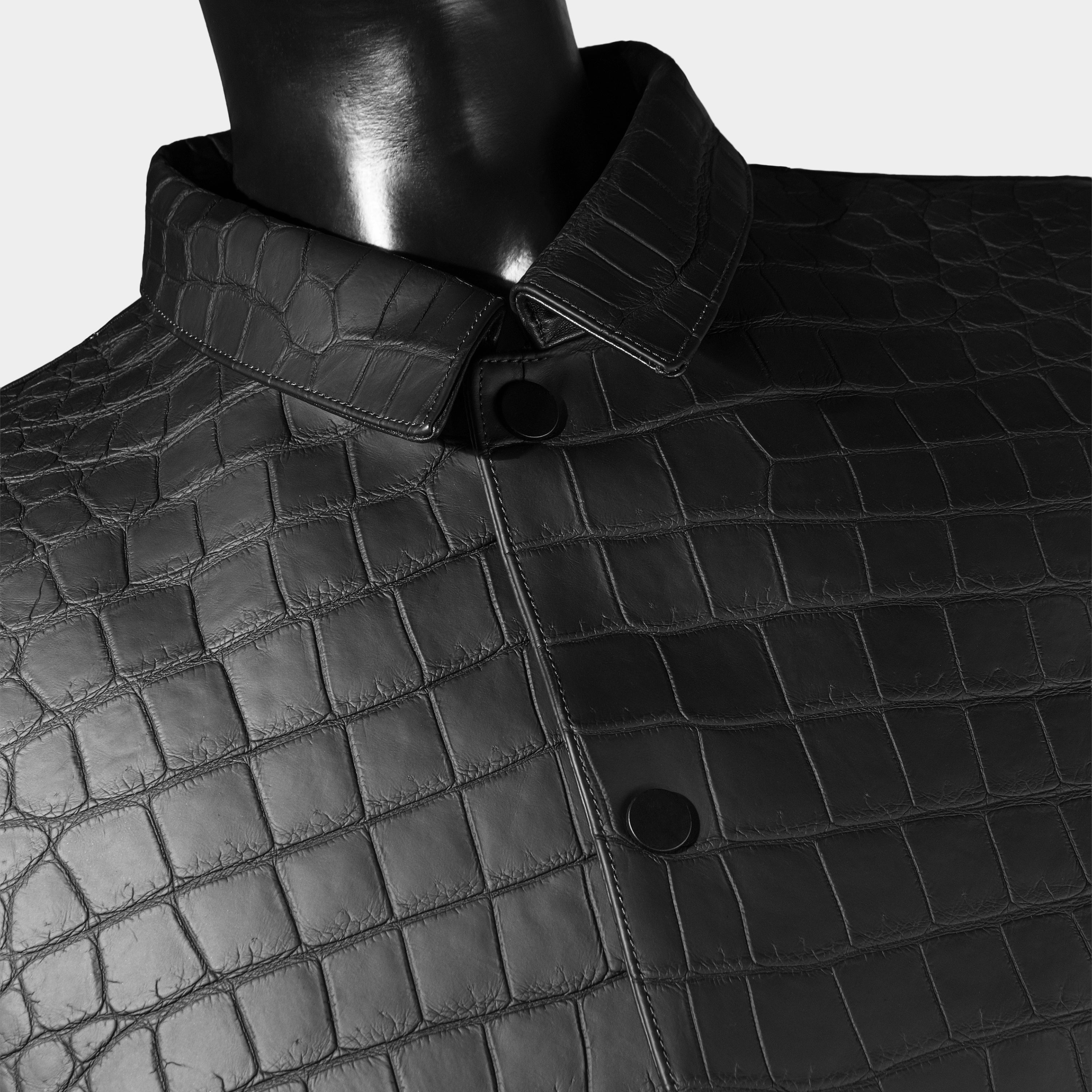 GQ shirt collar jacket collar close-up, crocodile leather button detail – Elitter Milano